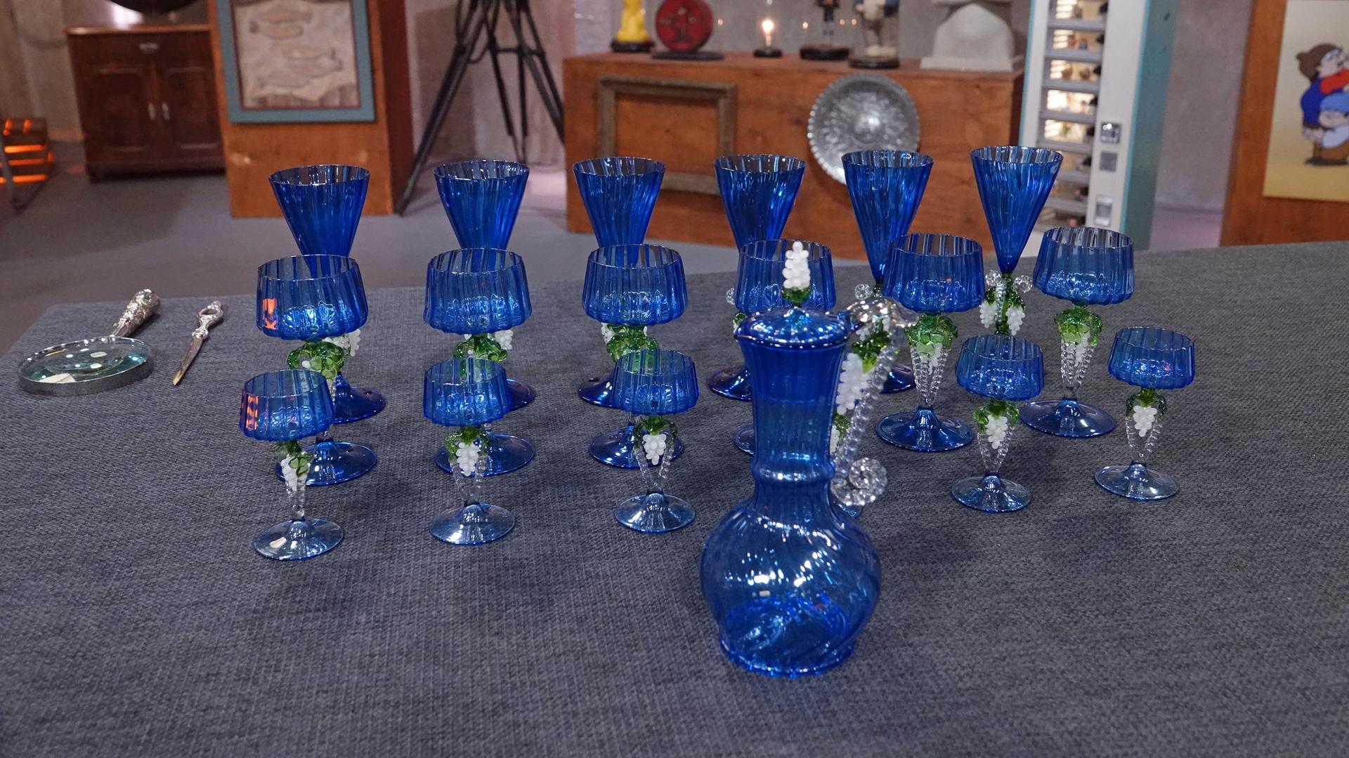 Ein blaues Glasservice von Lauscha aus den 1950er-Jahren