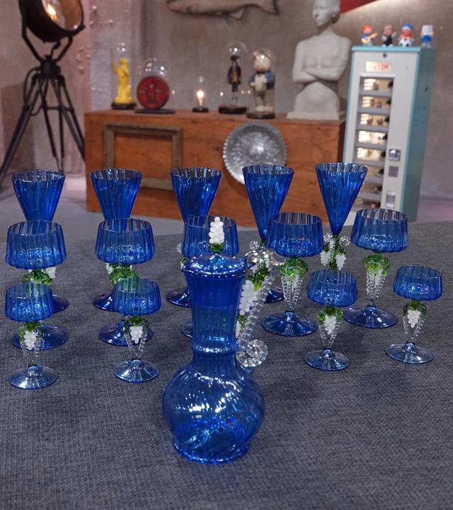 Ein blaues Glasservice von Lauscha aus den 1950er-Jahren