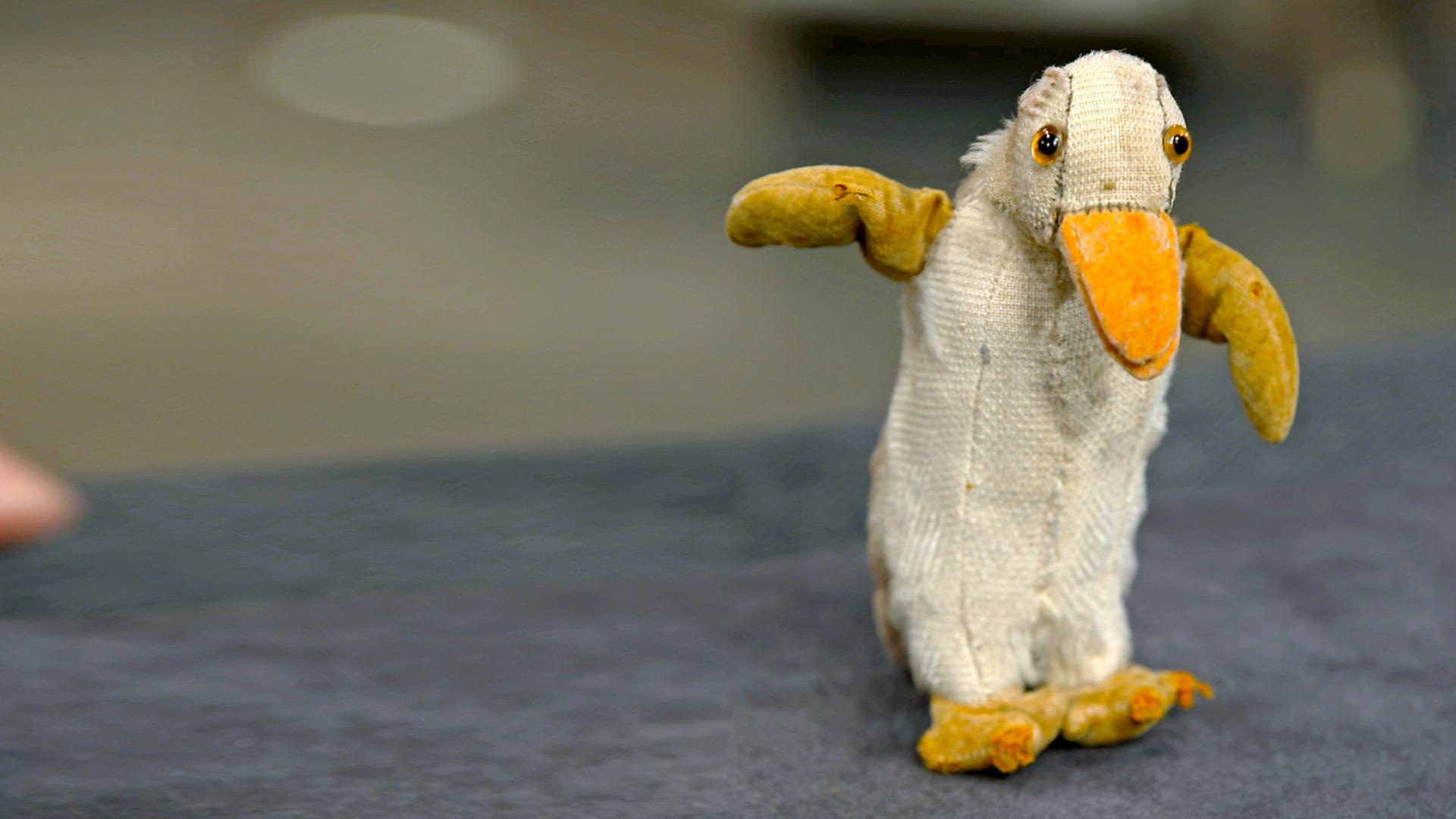 Ein kleiner, zerzauster Stoffpinguin.