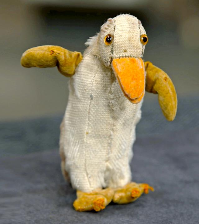 Ein kleiner, zerzauster Stoffpinguin.