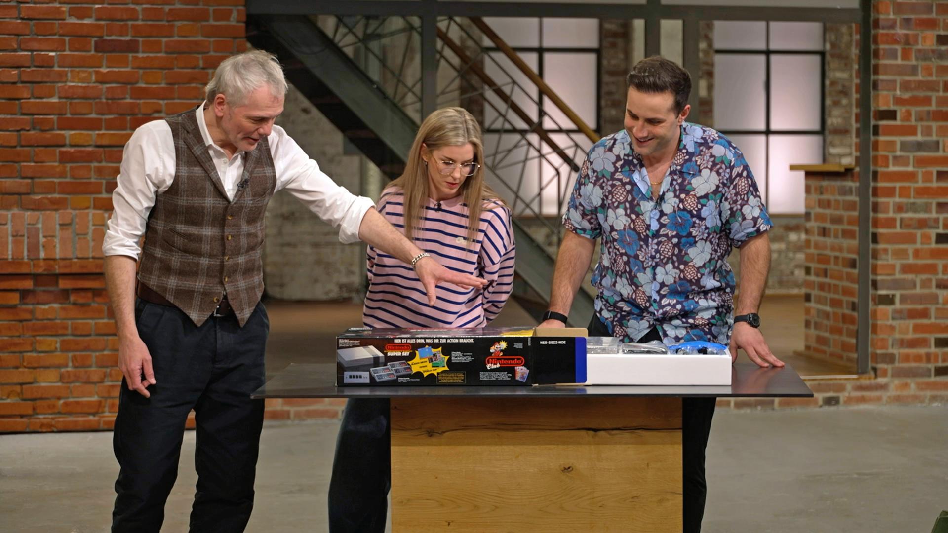 Christian Vechtel, Liza Kielon und David Suppes mit einem Nintendo Entertainment System“ von 1991 
