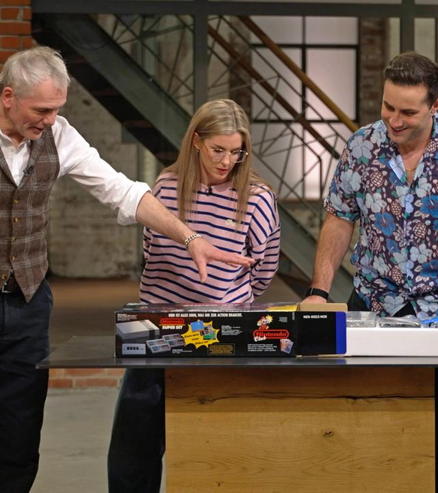 Christian Vechtel, Liza Kielon und David Suppes mit einem Nintendo Entertainment System“ von 1991 