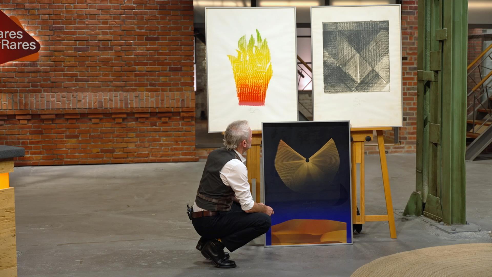 Christian Vechtel begutachtet Drucke des Künstlers Heinz Mack.