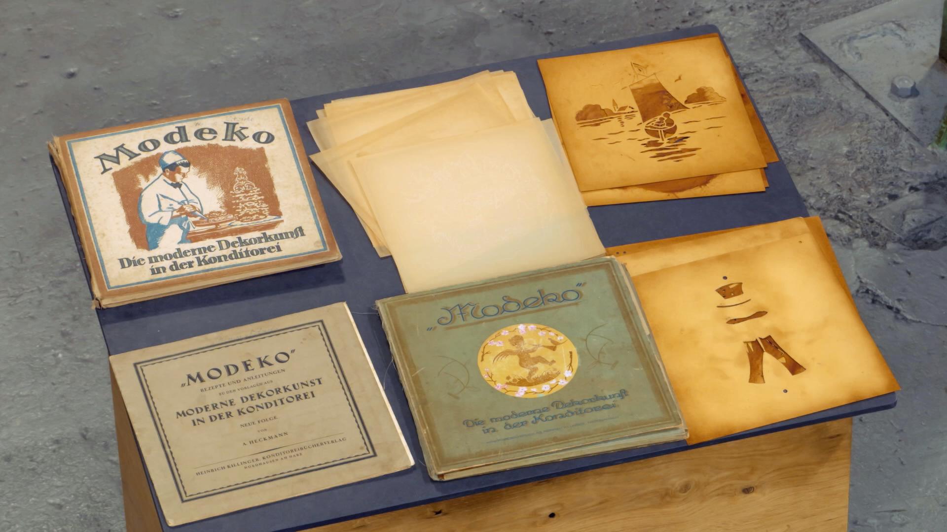 Zwei alte Bücher über die moderne Dekorkunst in der Konditorei inklusive Schablonen und Pauspapiere.