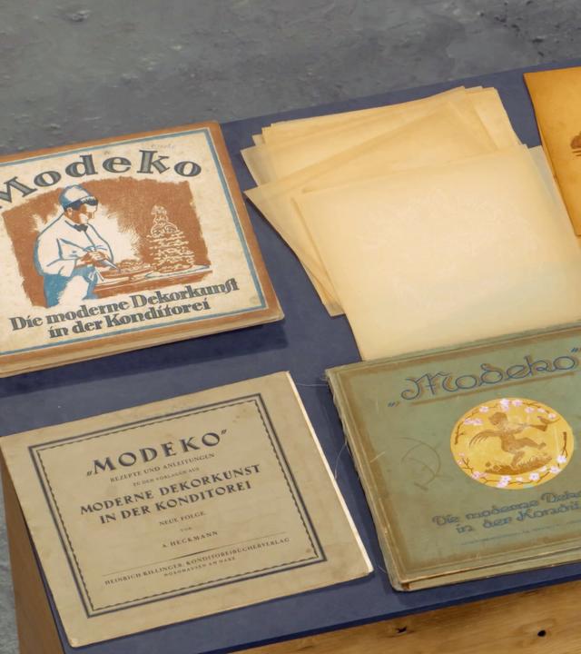 Zwei alte Bücher über die moderne Dekorkunst in der Konditorei inklusive Schablonen und Pauspapiere.