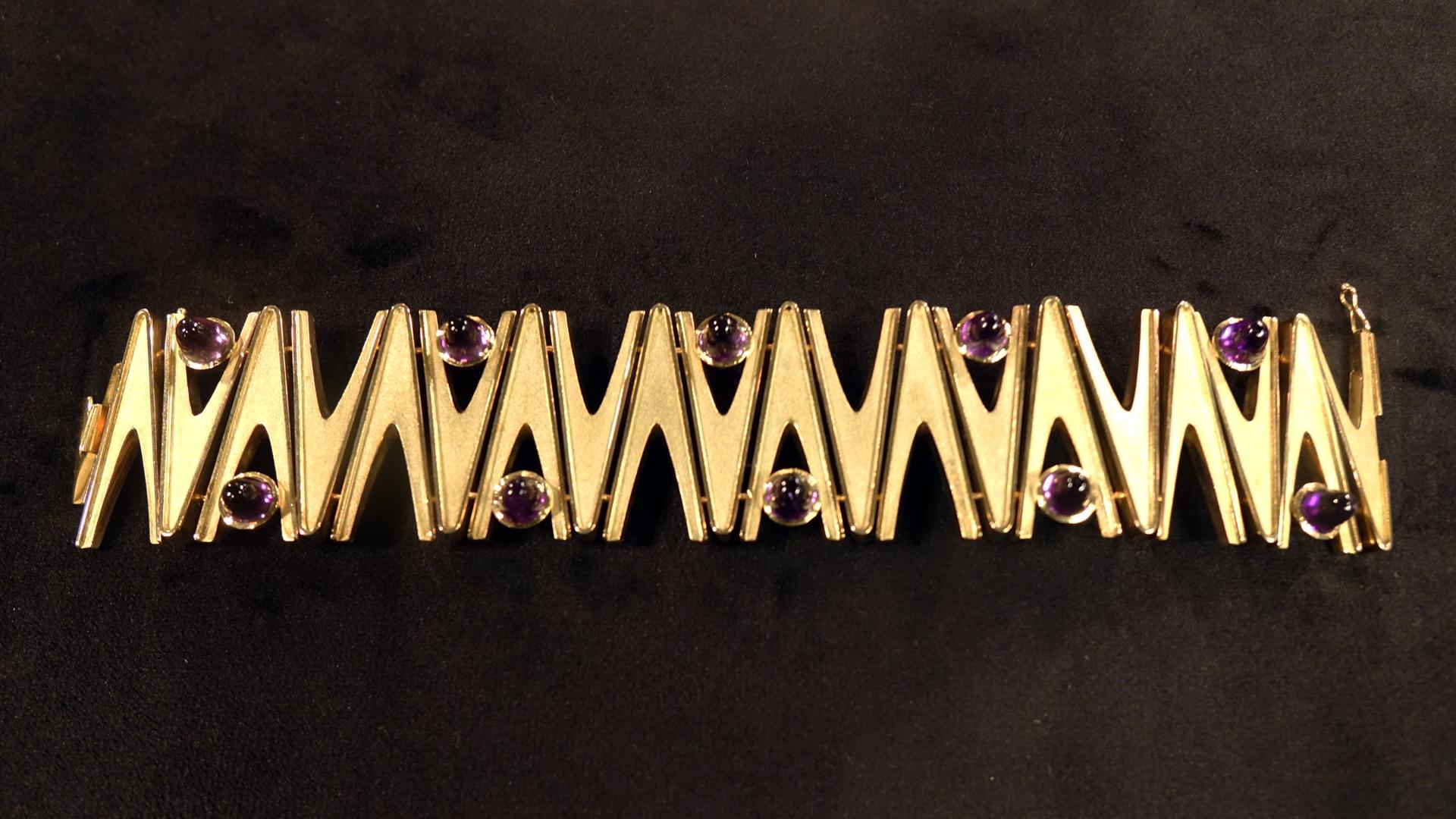 Handgearbeitetes Armband