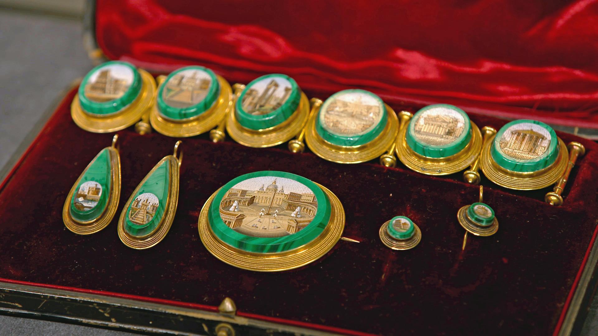 Schmuckset aus Gold mit türkisen Mikro-Mosaiken.