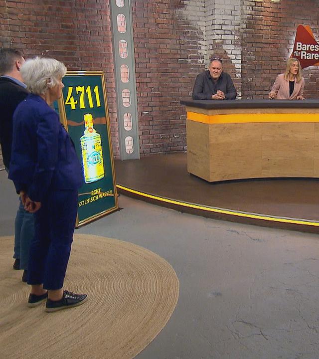 Im Händlerraum wird eine "4711"-Leuchtreklame zum Verkauf angeboten.