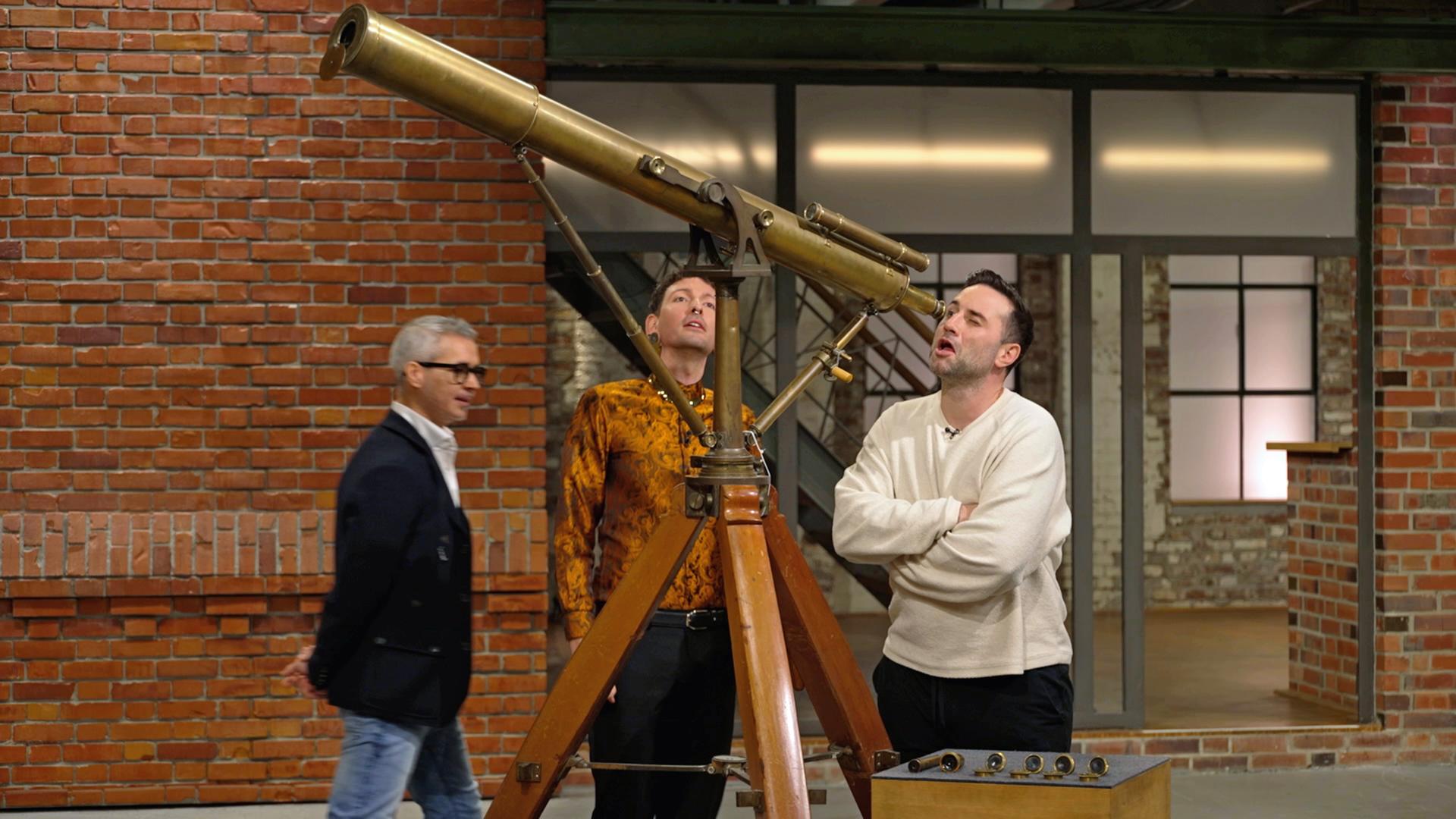 Anaisio Guedes, Fabian Kahl und David Suppes mit einem antiken Teleskop