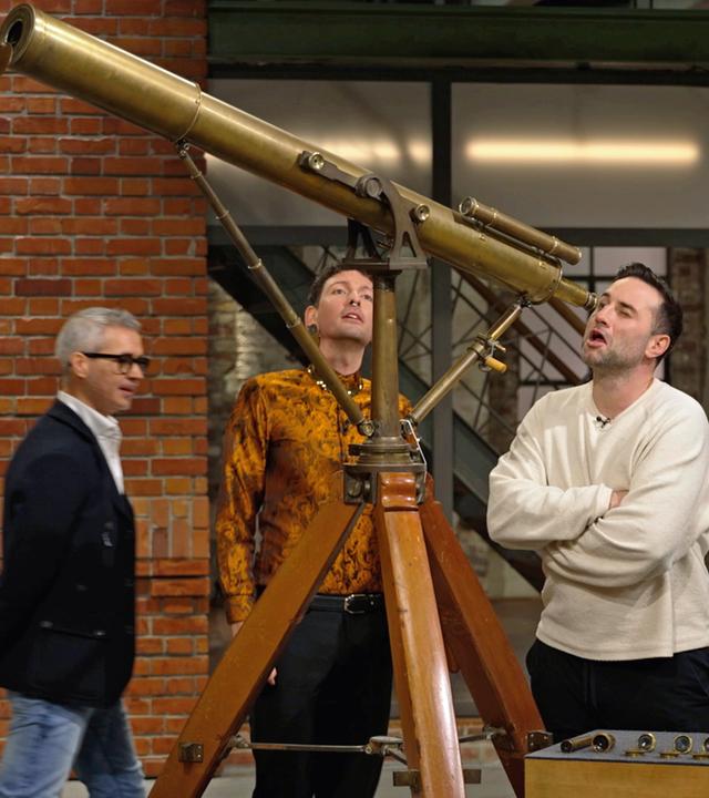 Anaisio Guedes, Fabian Kahl und David Suppes mit einem antiken Teleskop