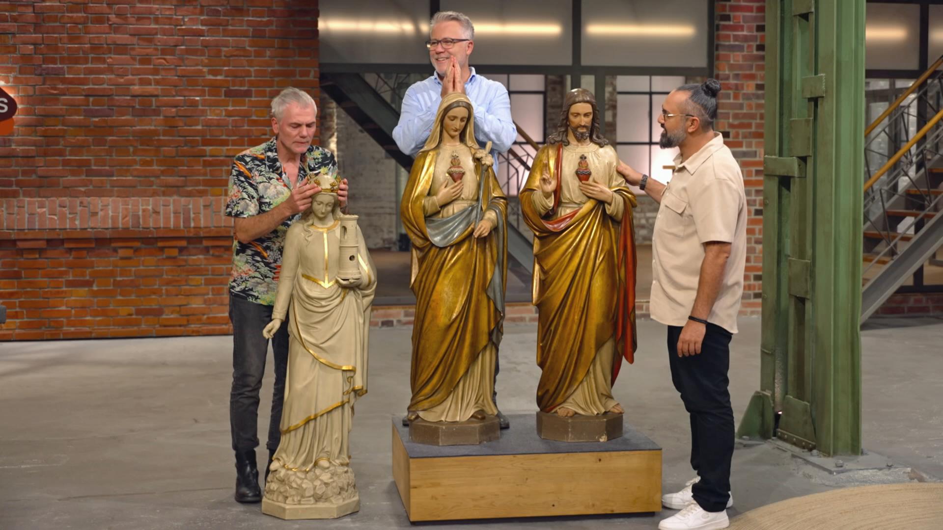 Christian Vechtel, Jan Cizek und Ferdinand Resul Adanir begutachten drei Kirchenfiguren aus dem 19. Jahrhundert.
