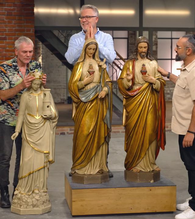 Christian Vechtel, Jan Cizek und Ferdinand Resul Adanir begutachten drei Kirchenfiguren aus dem 19. Jahrhundert.
