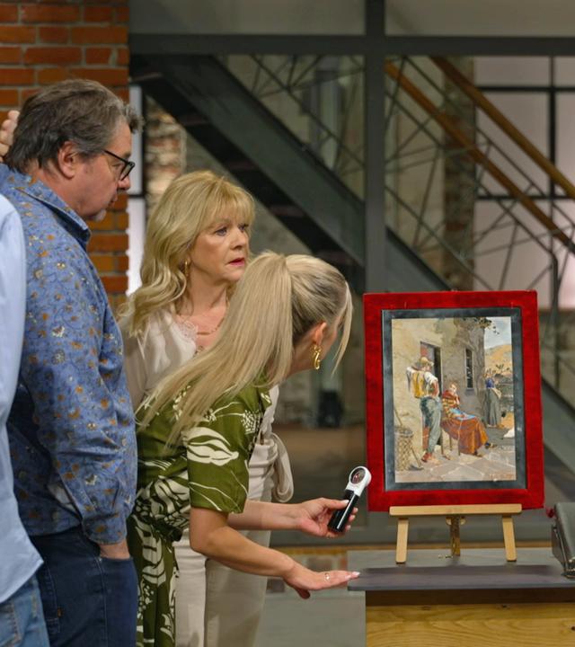 Julian Schmitz-Avila, Daniel Meyer, Elke Velten, Liza Kielon und Fabian Kahl begutachten ein altes Steinmosaik des Künstlers Giovanni Montelatici.