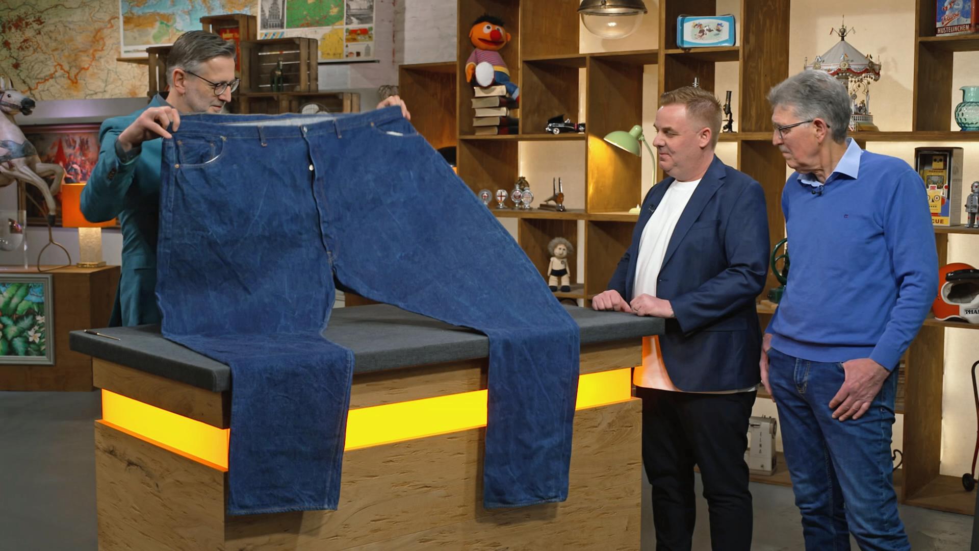 Detlev Kümmel mit einer überdimensionalen Werbejeans und den beiden Kandidaten Thomas und Erwin Rau  