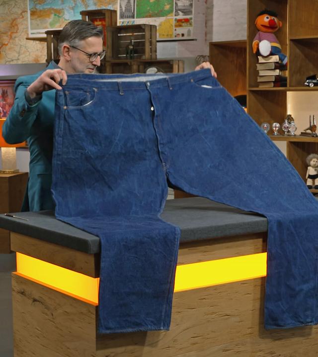 Detlev Kümmel mit einer überdimensionalen Werbejeans und den beiden Kandidaten Thomas und Erwin Rau  