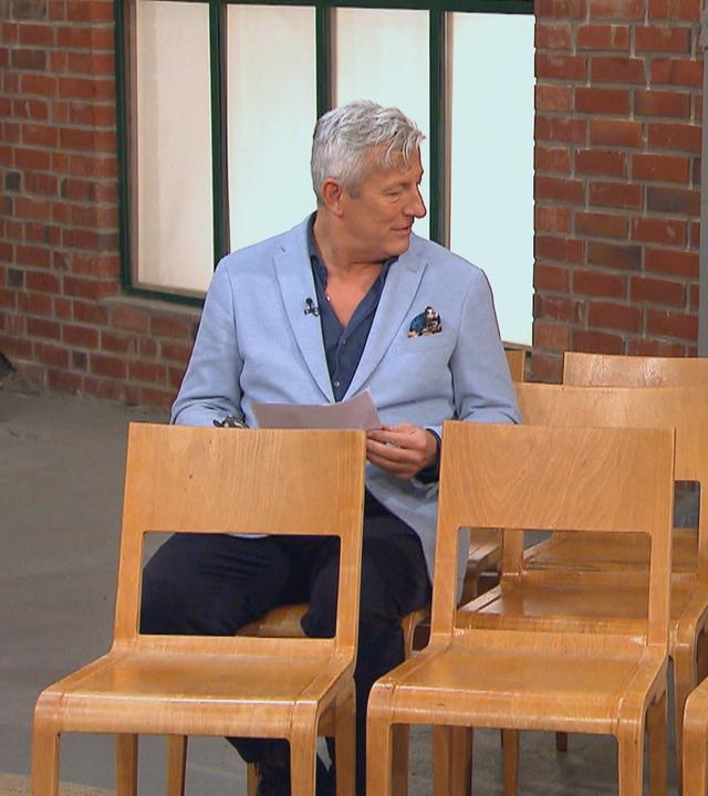 Die Hädler Markus Wildhagen und Thorsden Schlößner sitzen auf Holzstühlen.