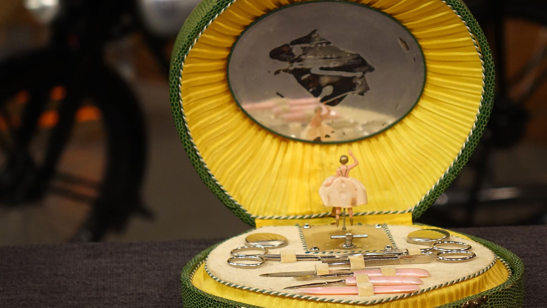 Necessaire mit Spieluhr