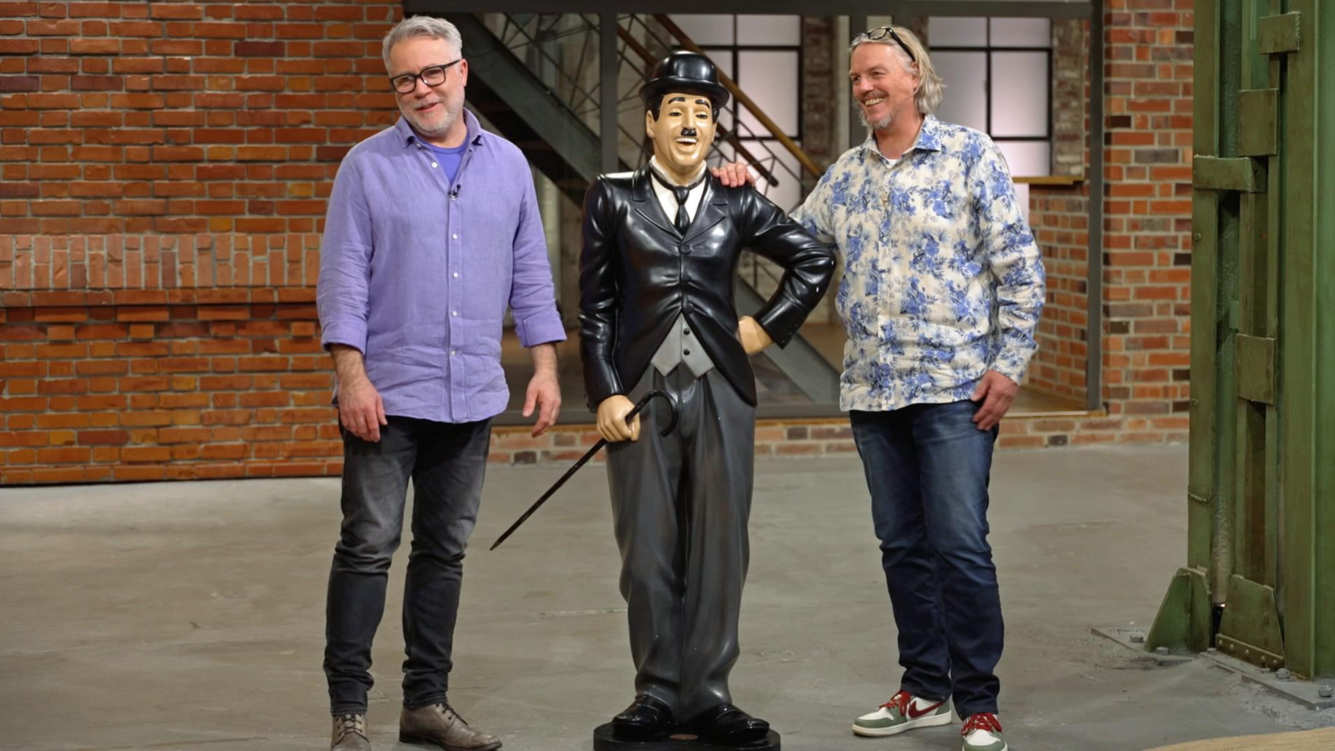 Jan Cizek und Jos van Katwijk mit einer Charlie Chaplin-Figur