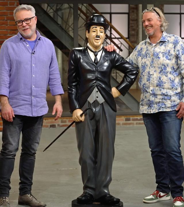Jan Cizek und Jos van Katwijk mit einer Charlie Chaplin-Figur