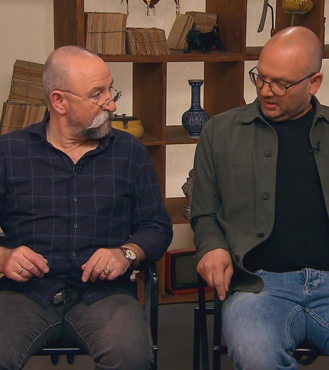 Horst Lichter und Experte Sven Deutschmanek sitzen auf Designerstühlen von Mario Botta