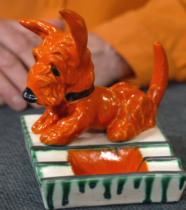 Ein alter Aschenbecher von Goldscheider mit einem orangefarbenen Keramik-Terrier