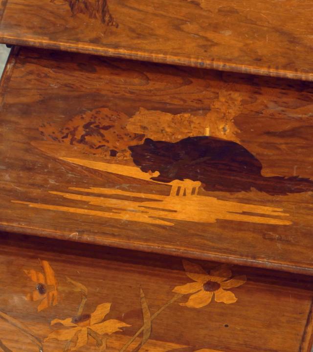 Ein Set aus drei Beistelltischen aus Holz mit verschiedenen Motiven.