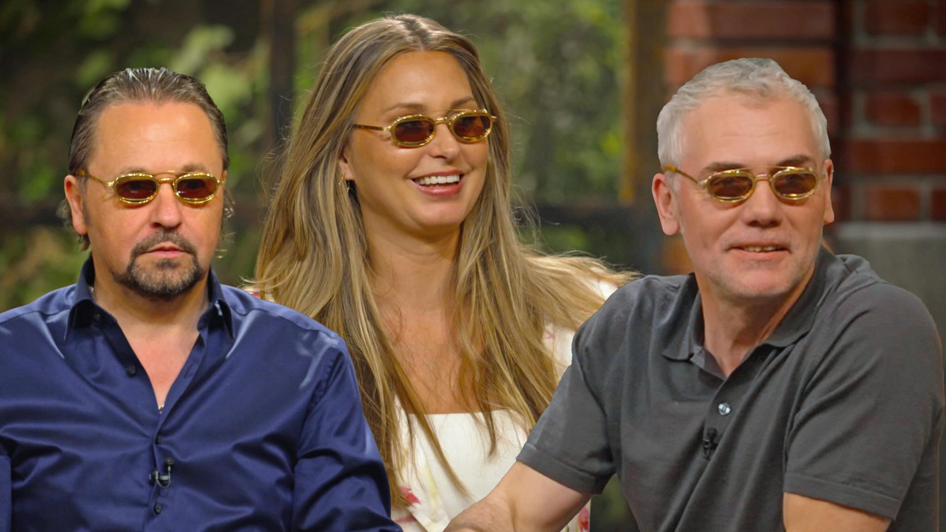 Wolfgang Pauritsch, Sarah Schreiber und Christian Vechtel probieren eine alte Sonnenbrille des Designers Jean Paul Gaultier.