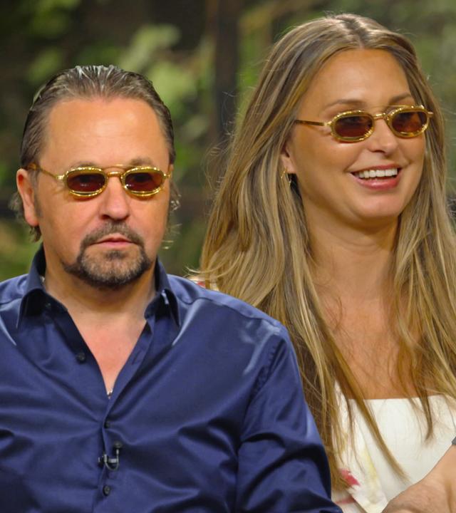 Wolfgang Pauritsch, Sarah Schreiber und Christian Vechtel probieren eine alte Sonnenbrille des Designers Jean Paul Gaultier.