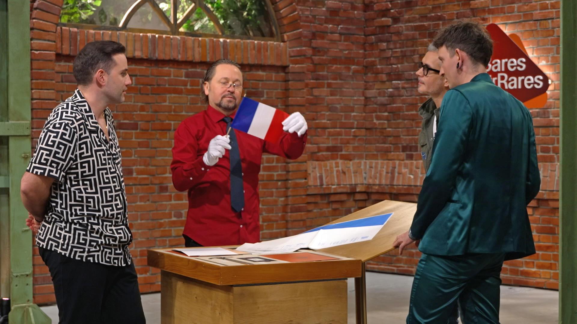 Fabian Suppes, Wolfgang Pauritsch, Anaisio Guedes und Fabian Kahl begutachten den Inhalt einer Box von Philippe Starck.