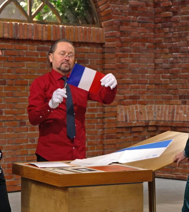 Fabian Suppes, Wolfgang Pauritsch, Anaisio Guedes und Fabian Kahl begutachten den Inhalt einer Box von Philippe Starck.