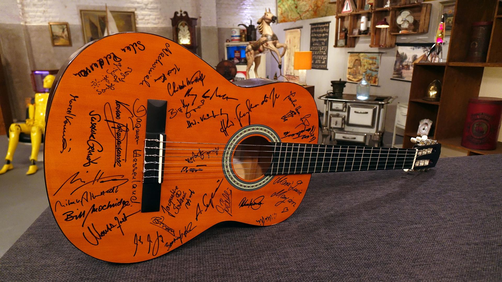 Gitarre aus der Lindenstraße mit 31 originalen Unterschriften