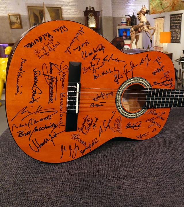 Gitarre aus der Lindenstraße mit 31 originalen Unterschriften