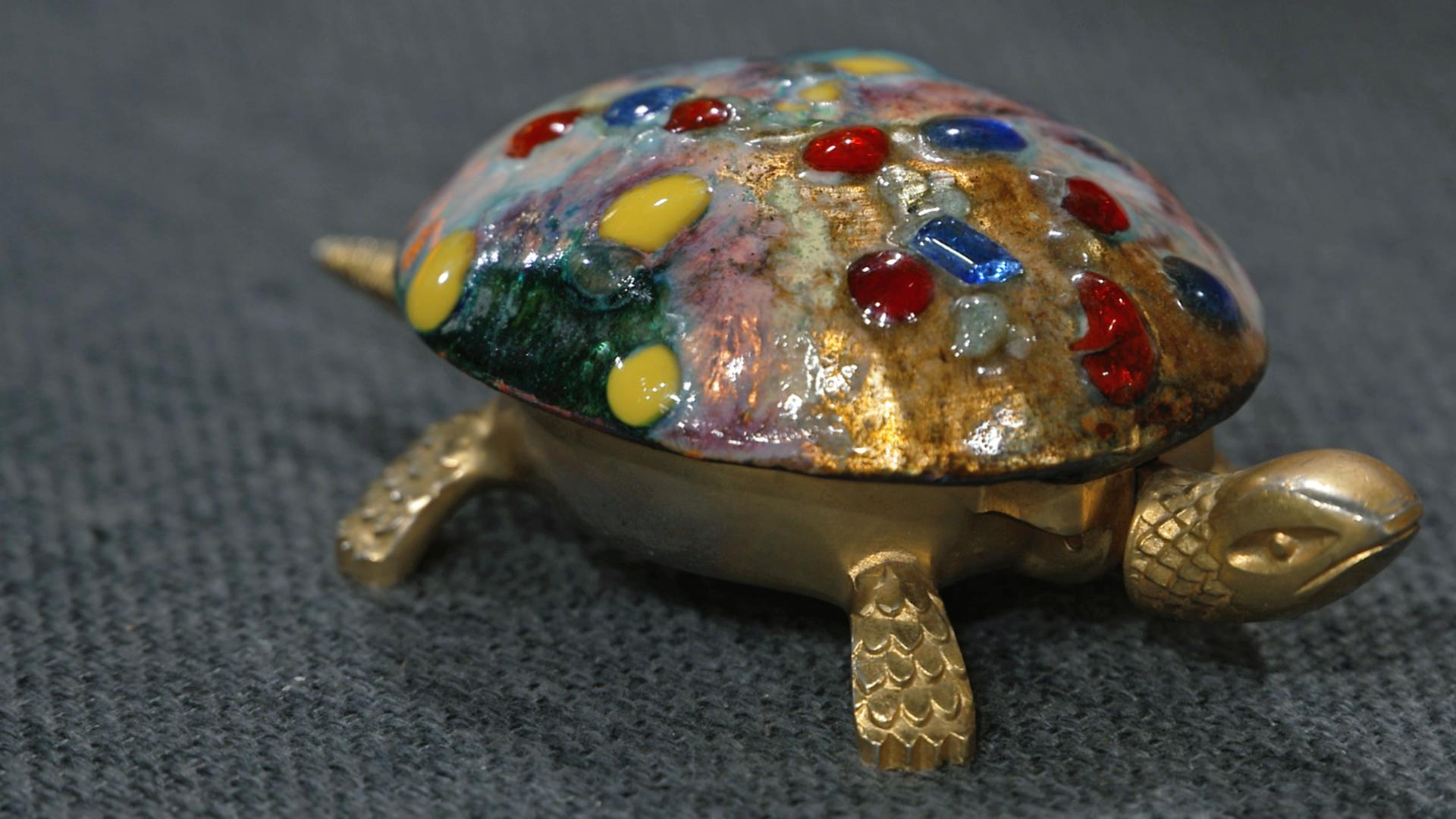 Eine alte Tischklingel in Form einer Schildkröte
