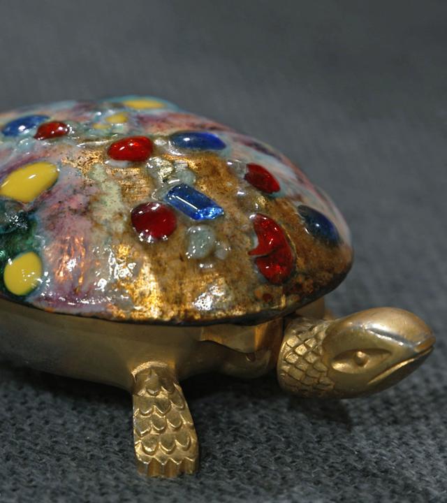 Eine alte Tischklingel in Form einer Schildkröte