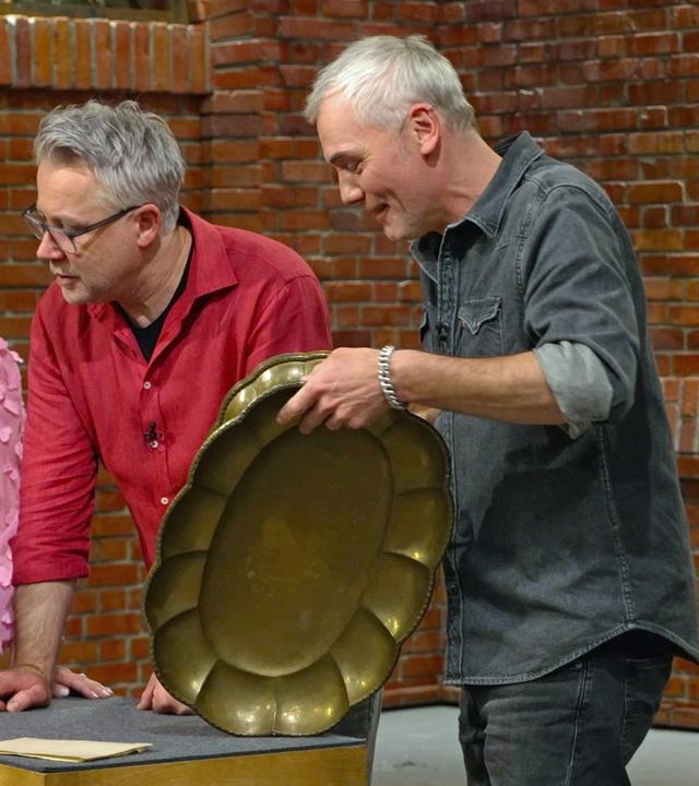 Die Händlerrunde schaut sich einen antiken Tafelaufsatz ganz aus der Nähe an.