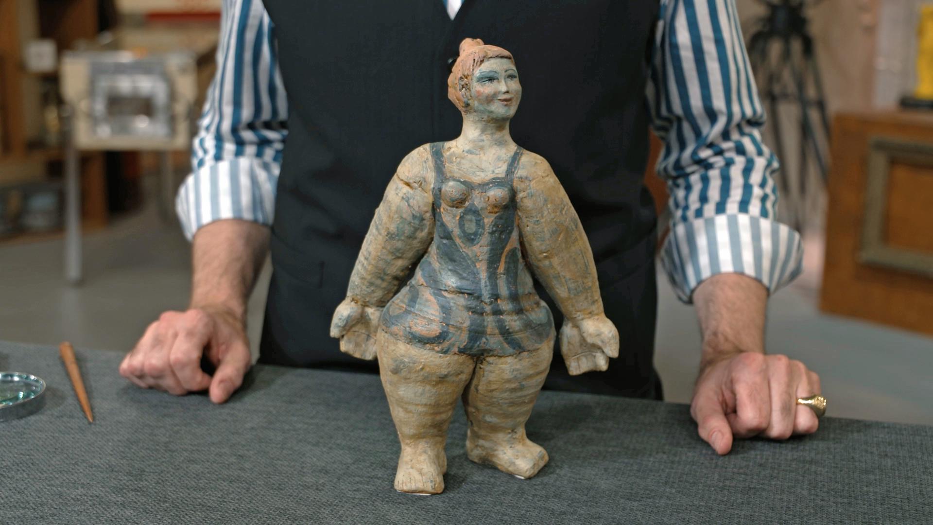 Eine Keramikfigur von Theresia Hebenstreit