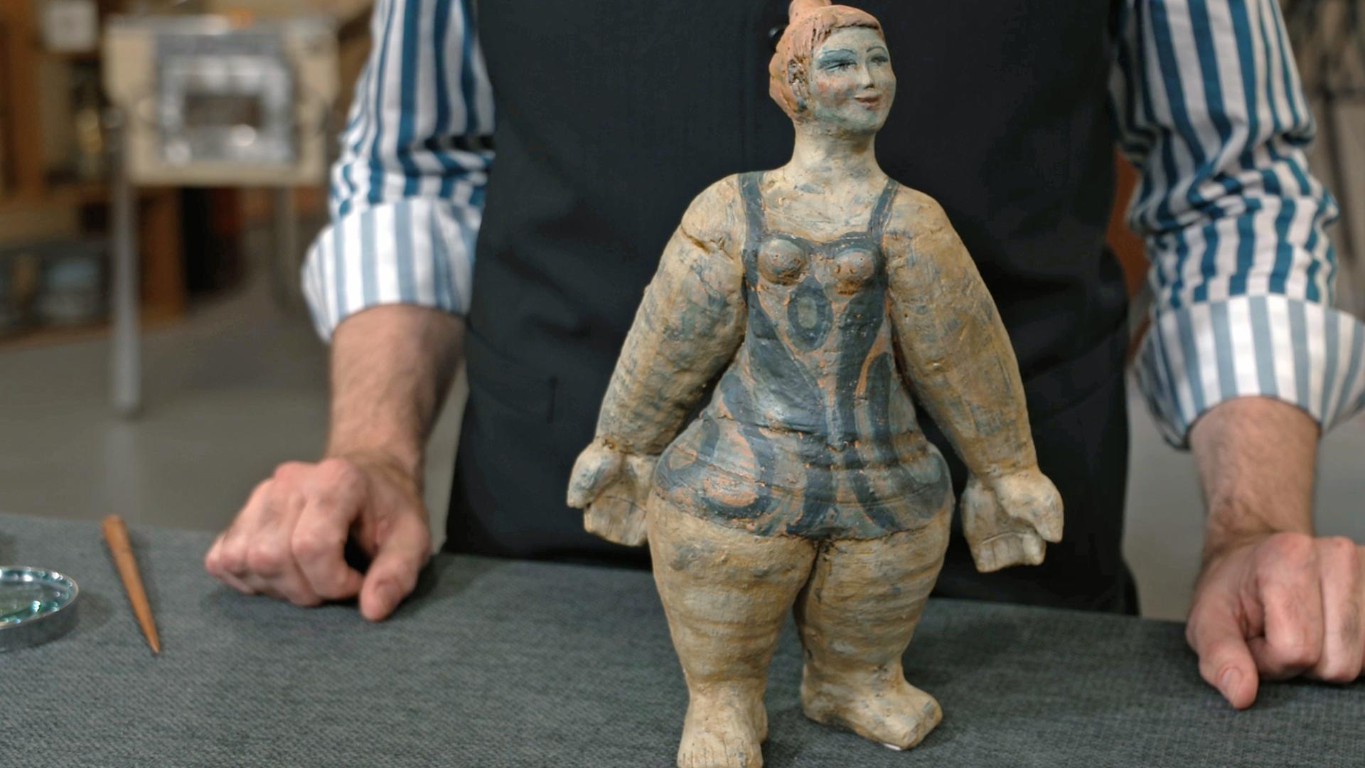 Eine Keramikfigur von Theresia Hebenstreit