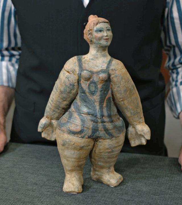 Eine Keramikfigur von Theresia Hebenstreit