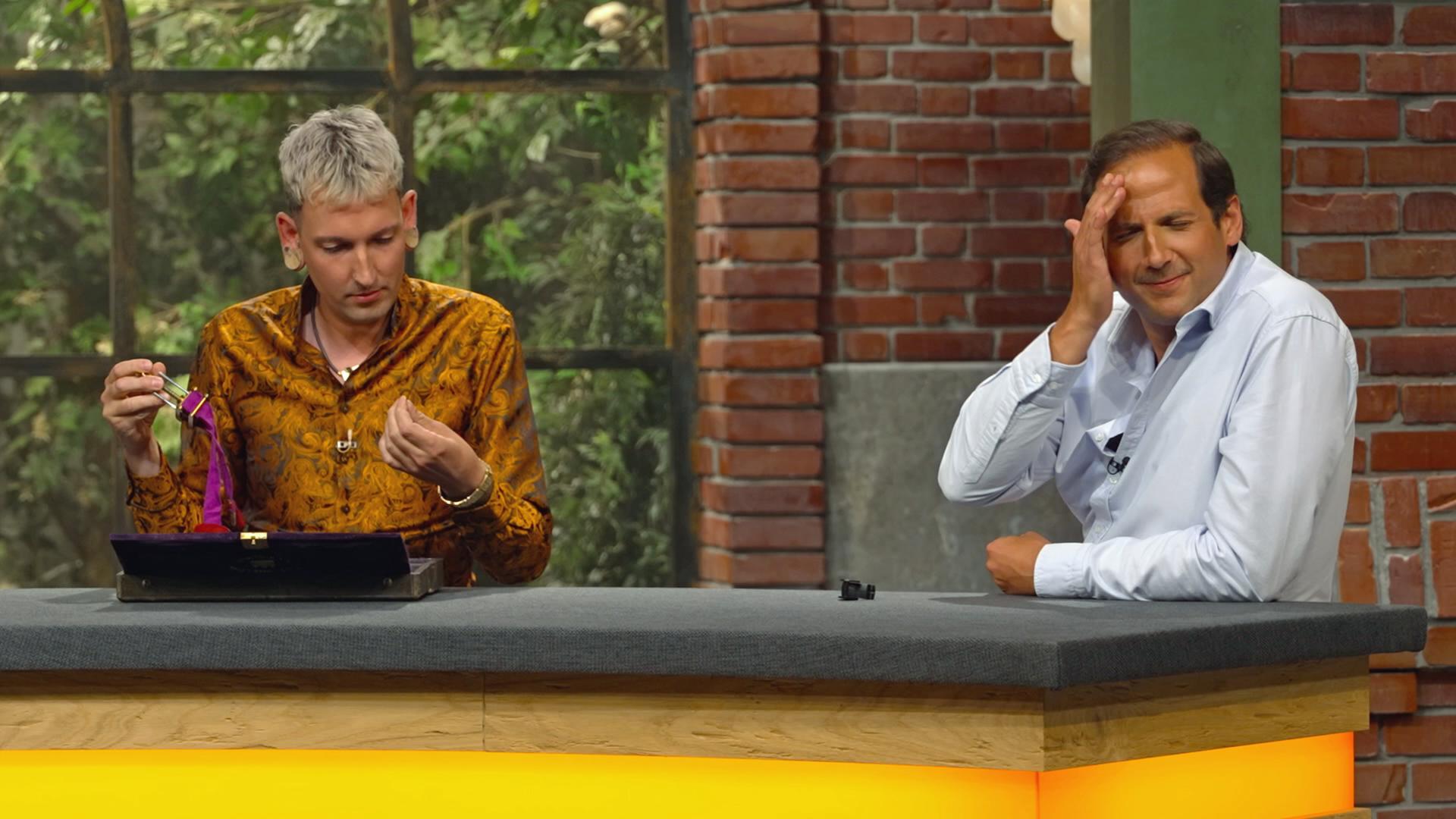 Fabian Kahl und Julian Schmitz-Avila begutachten den Inhalt eines antiken, chirurgischen Besteckkasten.