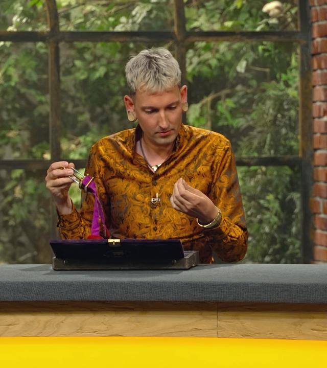 Fabian Kahl und Julian Schmitz-Avila begutachten den Inhalt eines antiken, chirurgischen Besteckkasten.