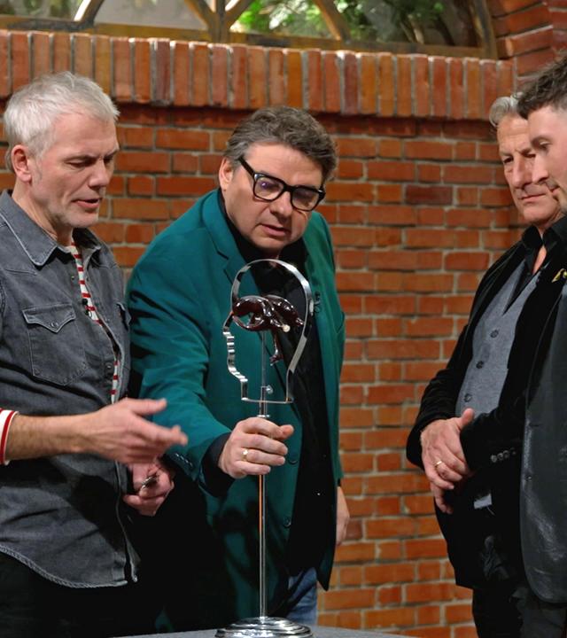 Christian Vechtel, Daniel Meyer, Markus Wildhagen und Fabian Kahl begutachten ein Lernobjekt in Form eines Kopfes.