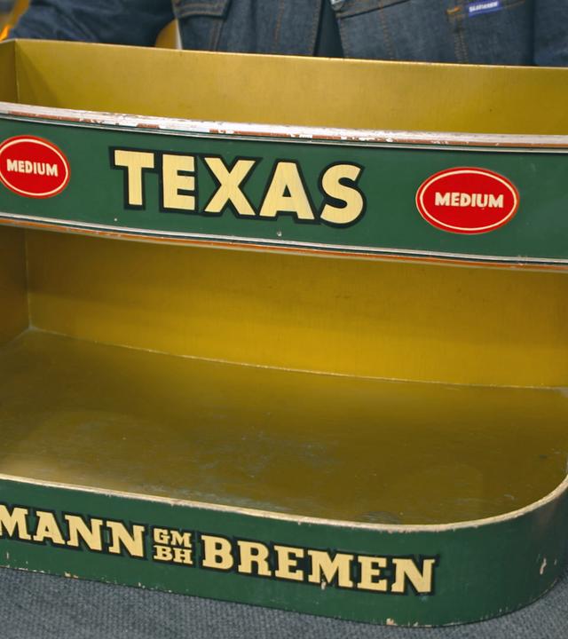 Bauchladen für Werbung und Verkauf von Brinkmann Zigaretten