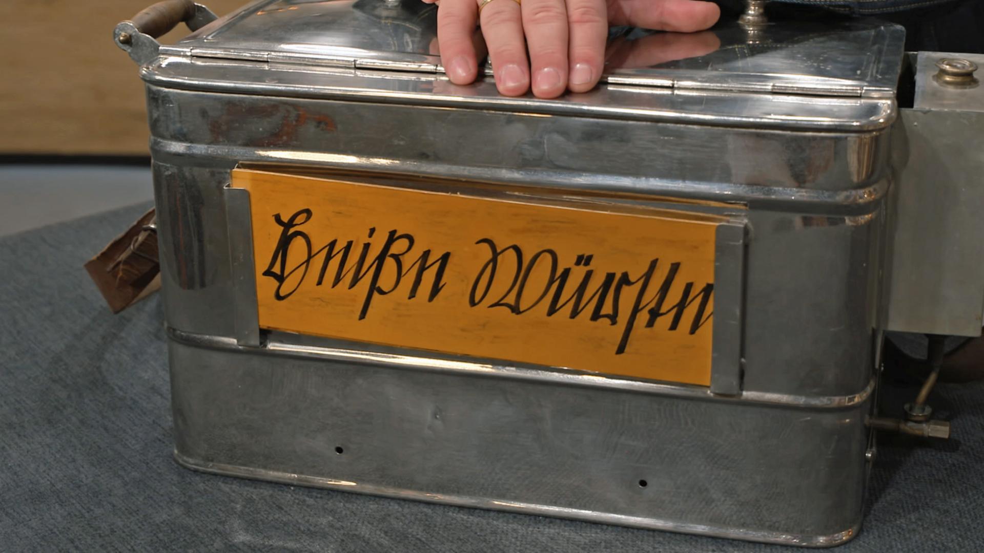 Ein alter Bauchladen für Würstchen