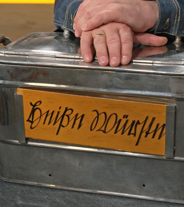 Ein alter Bauchladen für Würstchen