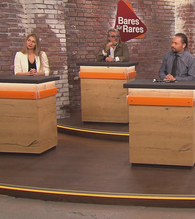 Die Händler stehen hintern den Händlertischen und warten auf den nächsten Verkauf.