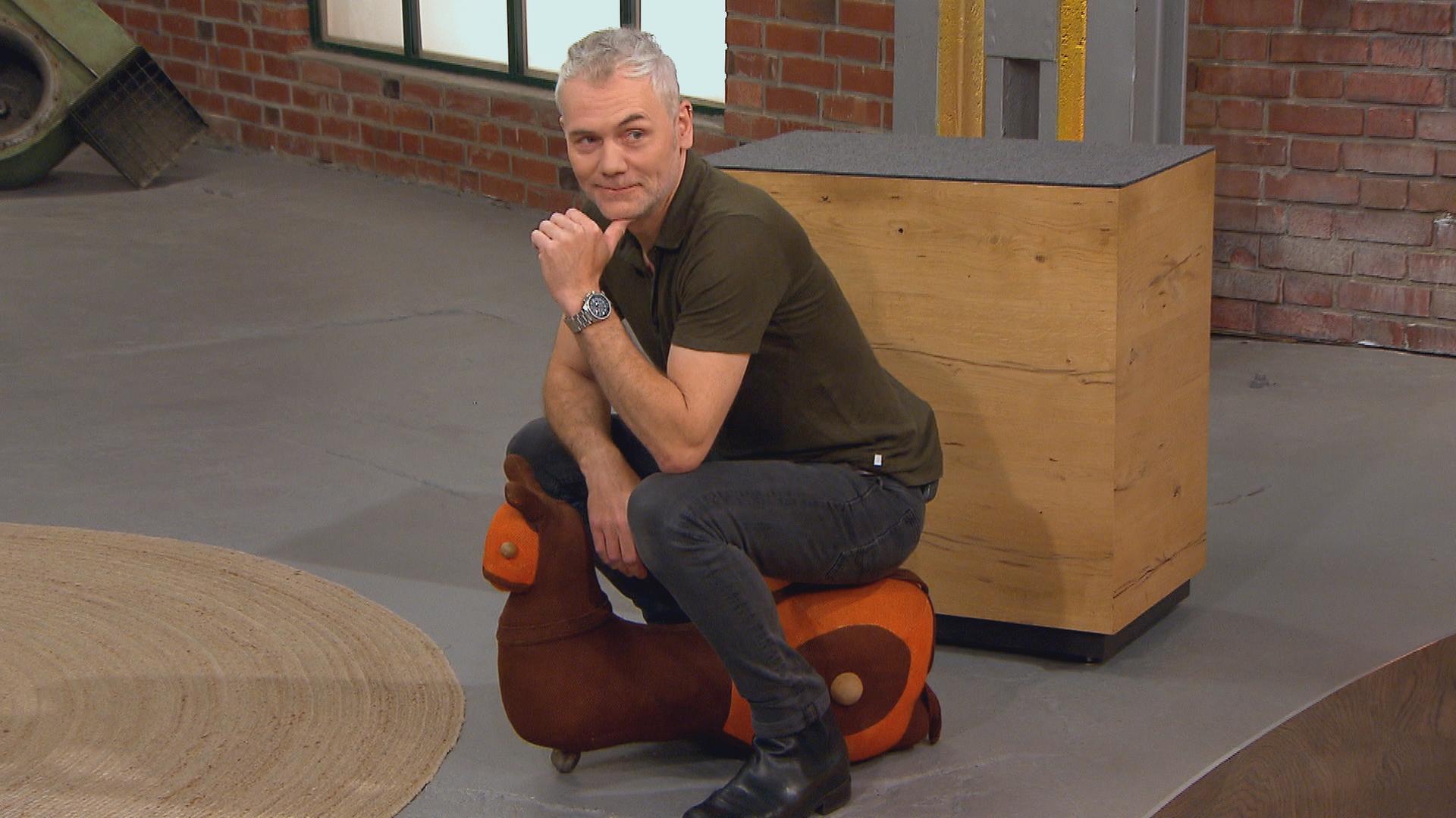 Händler Christian Vechtel sitzt auf einer Rupfentier-Schnecke von Renate Müller.