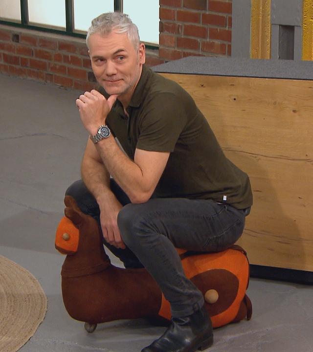 Händler Christian Vechtel sitzt auf einer Rupfentier-Schnecke von Renate Müller.