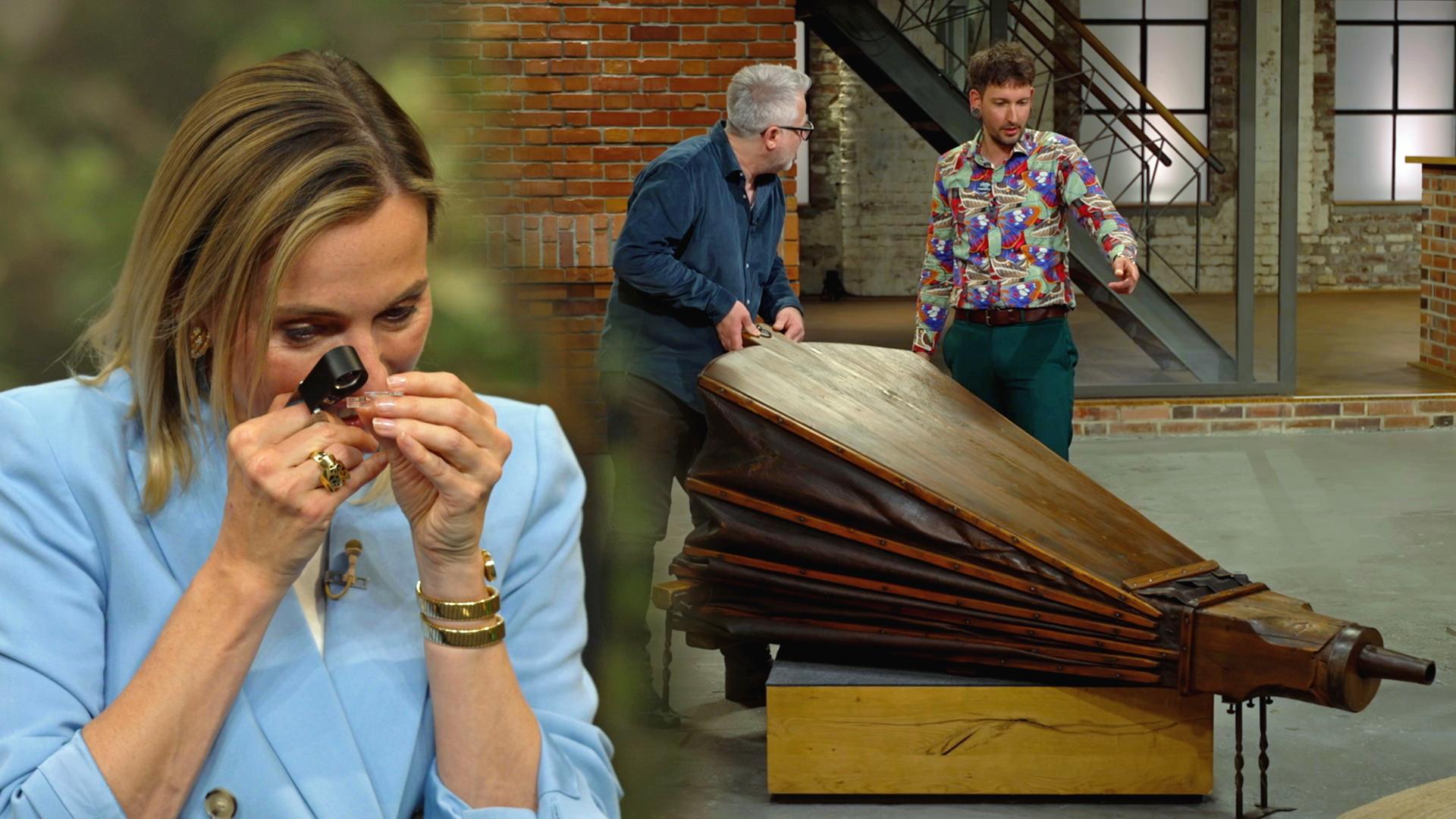 Lisa Nüdling nimmt das kleineste Buch der Welt unter die Lupe, Jan Cizek und Fabian Kahl begutachten einen großen Blasebalg aus einer Schmiede.