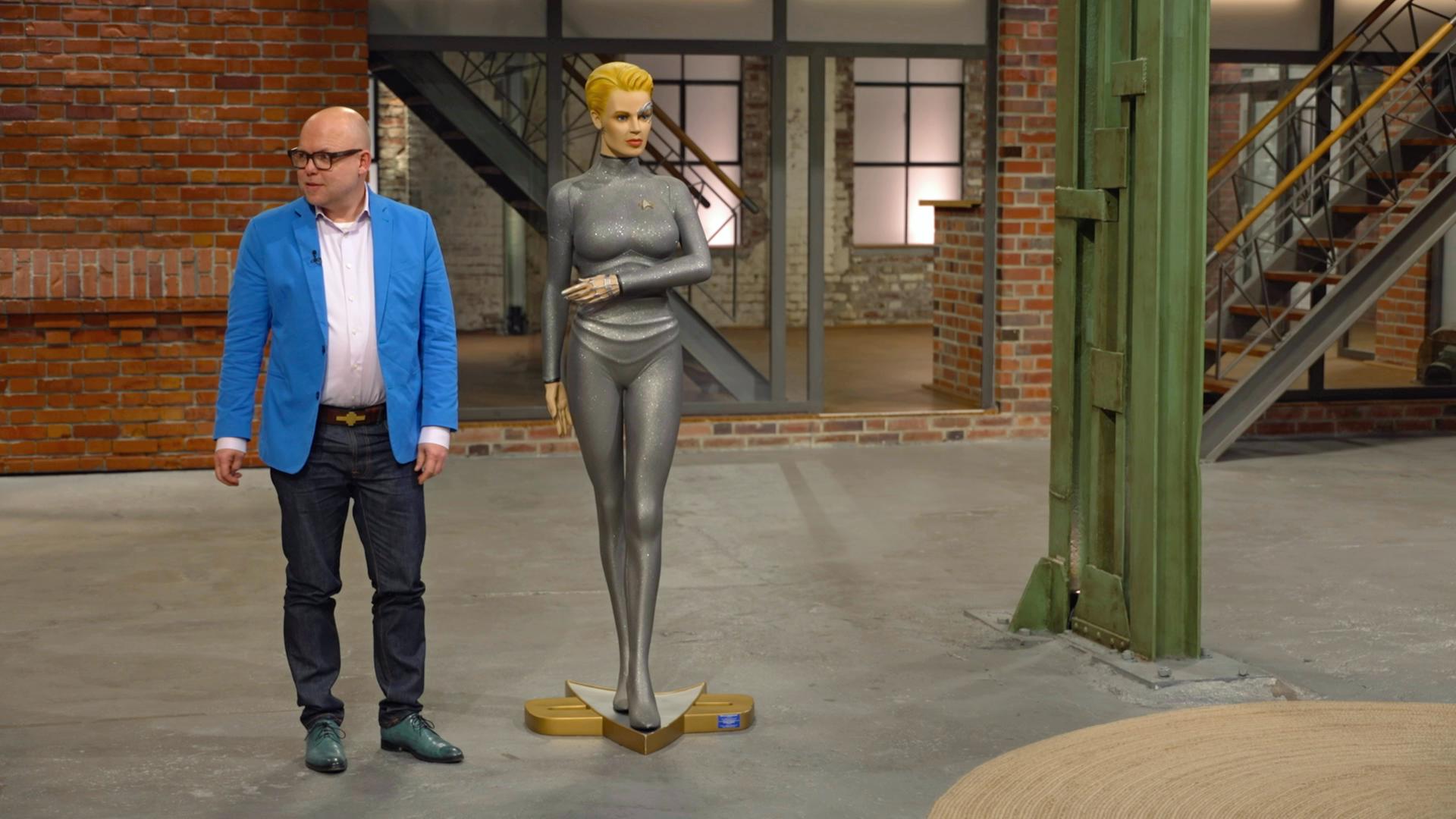 Benjamin Leo Leo steht neben der Star-Trek-Figur "Annika Hansen" in menschlicher Größe. 