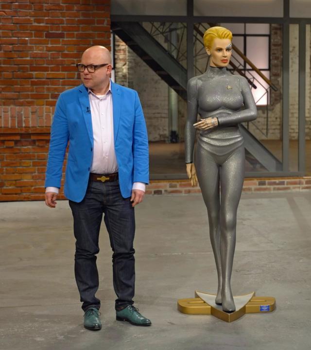 Benjamin Leo Leo steht neben der Star-Trek-Figur "Annika Hansen" in menschlicher Größe. 